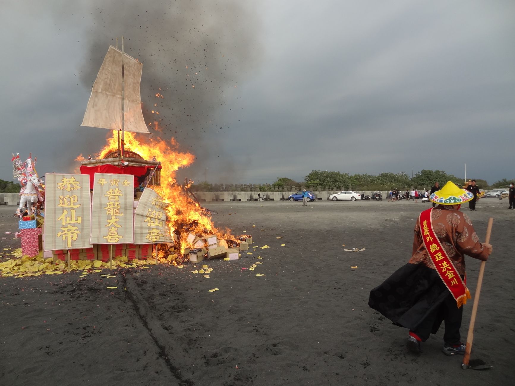 迎え火 お盆 火 先祖 霊 日本 伝統 儀式
